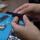 Arriba: la batería del iPhone 11 Pro Max, claramente más gruesa que la del iPhone XS Max.